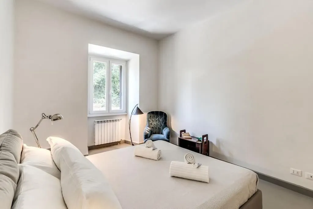 Via Provana San Giovanni 2 Bedroom Apartment Rome